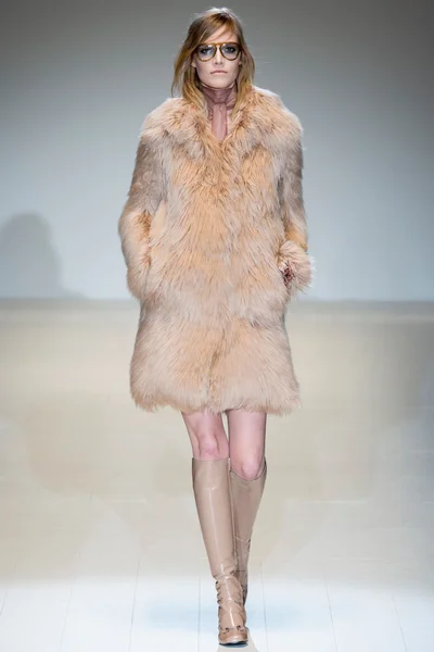 Look 16